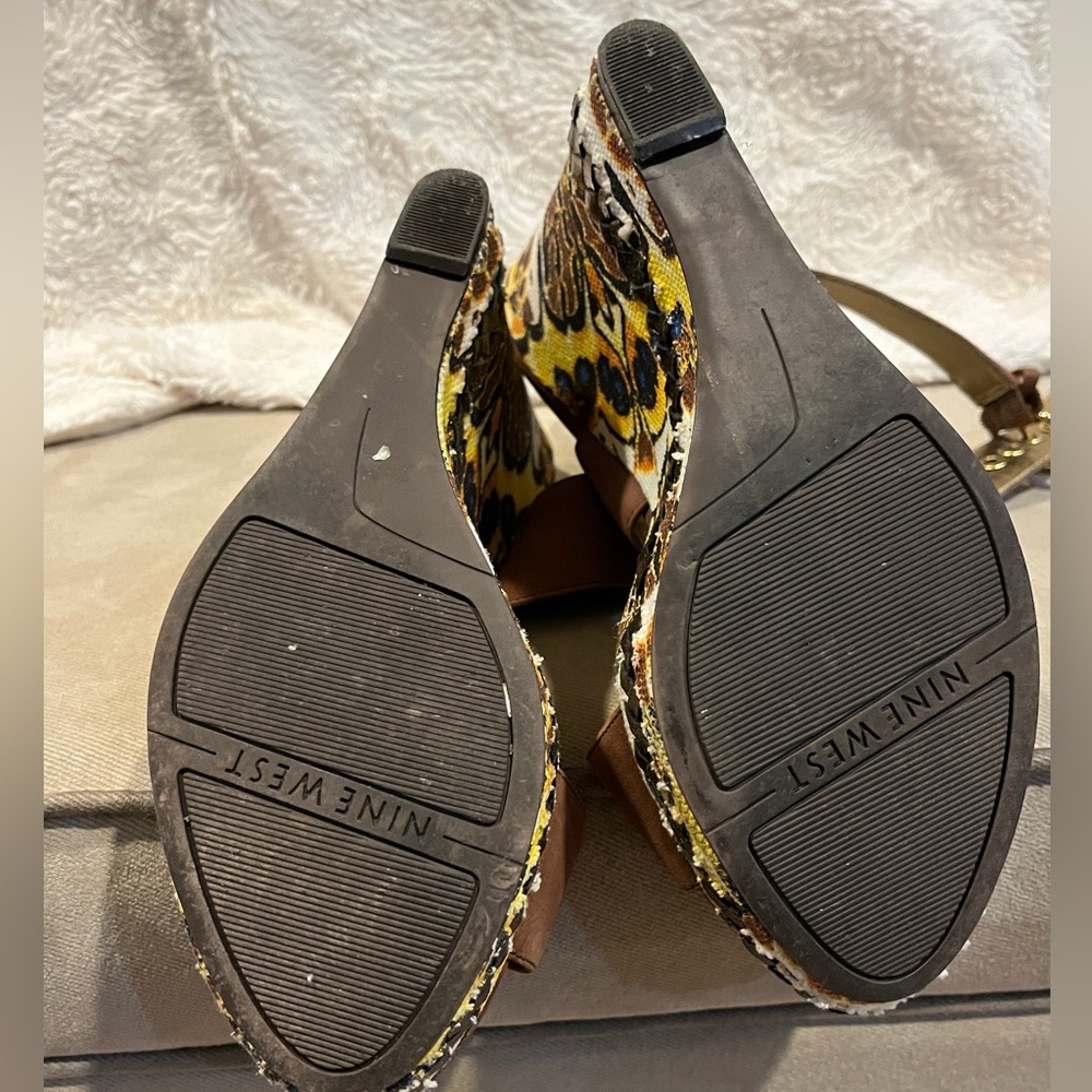 Stunning 9 West wedge sandals with gold detail! - Picture 10 of 14